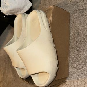 Yeezy Slide Bone, 2019 release (with box, but box is a little damaged)